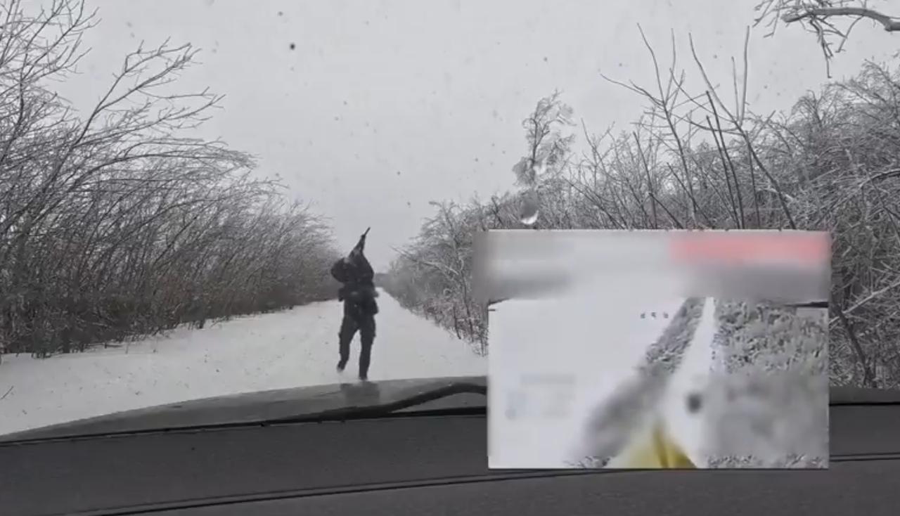 一架俄罗斯FPV无人机试图在库皮扬斯克方向袭击乌克兰知名志愿者丹尼斯·赫里斯托夫