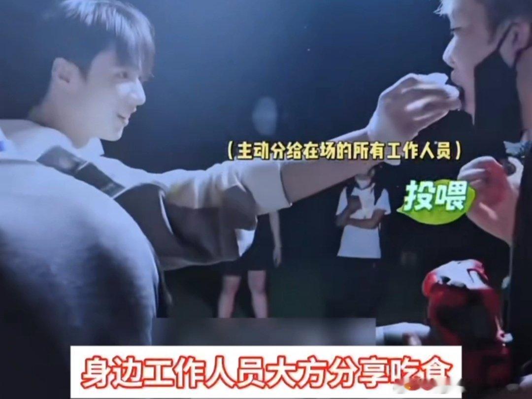 宋亚轩贺峻霖连吃带拿的 本期综艺猜词任务圆满完成，两人被桌上美食吸引，围在一起尽