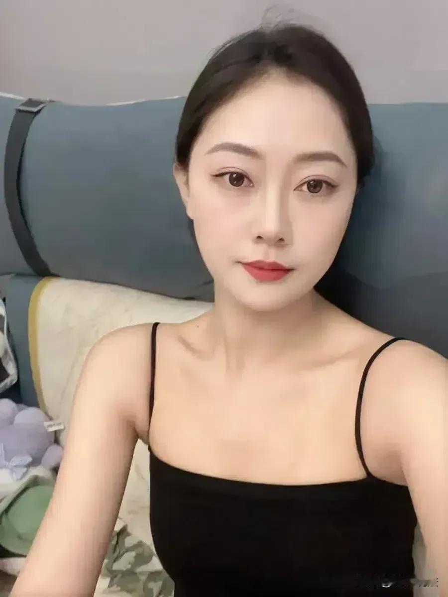 在儿子出生后，我和丈夫已经分开睡了半年多。然而，某个夜晚，我无法抑制对他的思念，