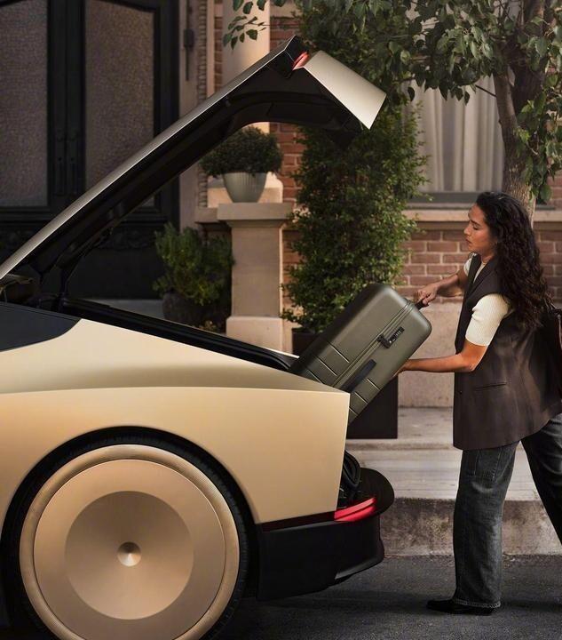 一辆没有方向盘、没有刹车和油门踏板的汽车，已经从科幻电影开进了现实工厂。2026