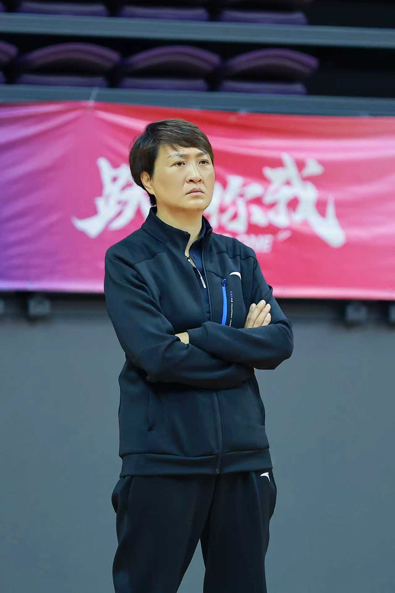 国家队的二传教练是袁灵犀，不是二传出身，如果能让何琦去带带就好了，我发现云南女排