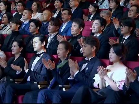 一众鲜衣盛装的明星同框：我只认出了第一排西装笔挺、目光如镜、正在鼓掌的靳东，香肩