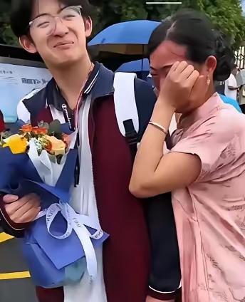 湖南1米85少年林浩三岁丧母，父亲再婚无暇照料，23岁的小姨毅然独自抚养他十五年