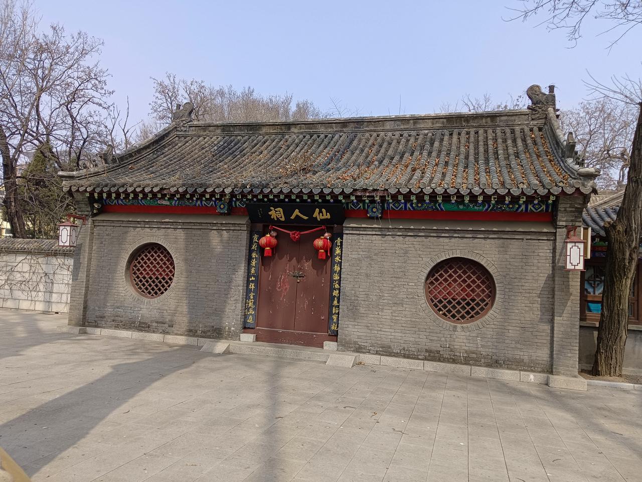 我有个大爷家的哥哥印象挺深的，
但岁数挺大，跟我妈同岁，就在年前，因为医疗事故去