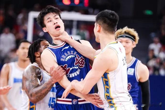 CBA季后赛首轮，在上海男篮主场对阵北京首钢男篮的第三场比赛中，当比赛进行到第四