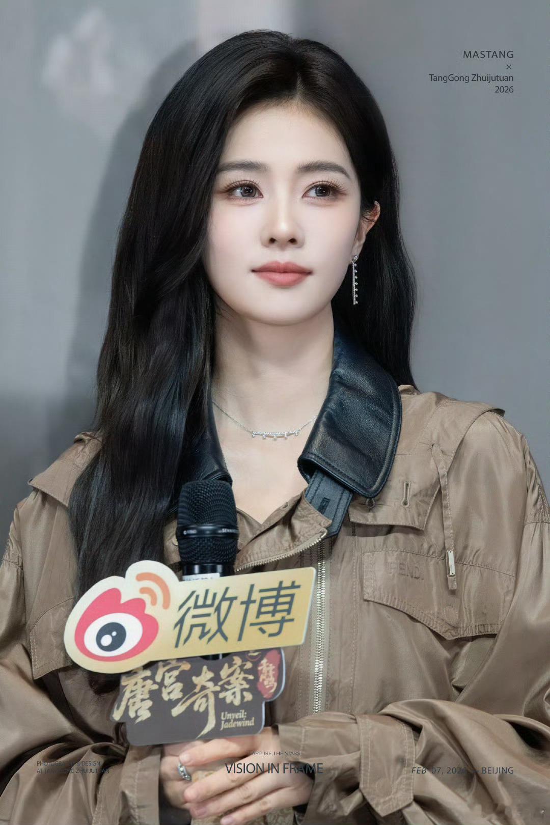 白鹿韩系电影女主感 白鹿这组造型真的把氛围感焊在身上了，清透自然的妆容、柔和光影