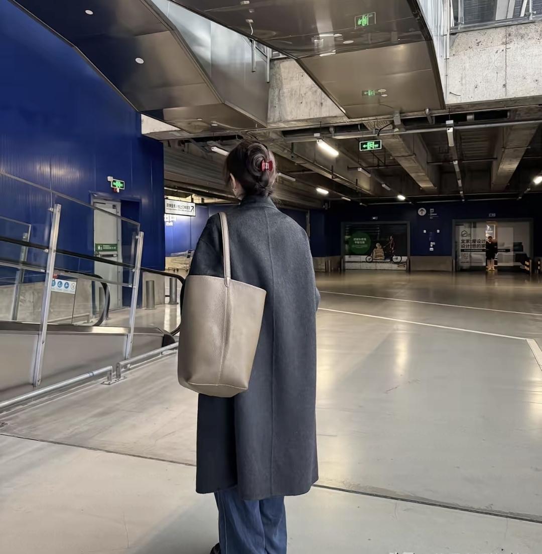 最近发现街上穿宽大T恤和裤腿遮脚背的女生特别多，老一辈人聚在小区门口嘀咕"现在姑