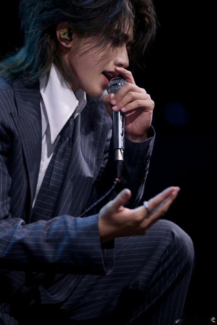 蔡徐坤帅成啥了 街拍里的牛仔外套造型充满少年气！内搭白色T恤简单干净，牛仔帽斜戴