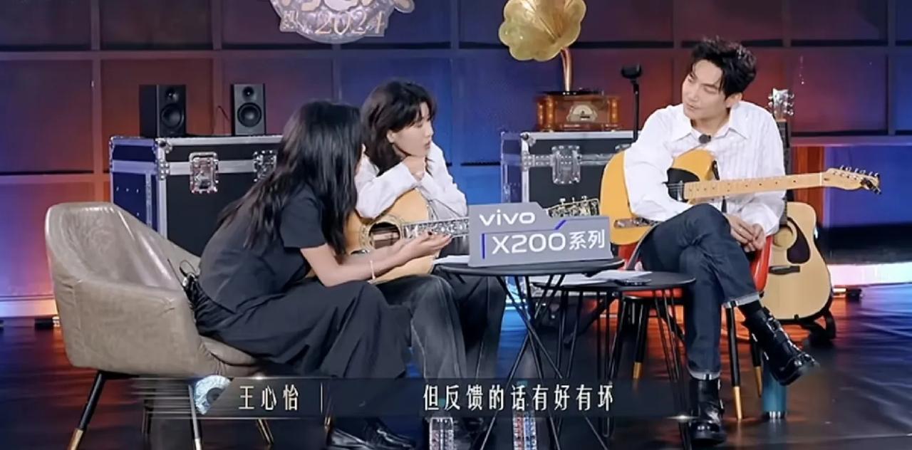 陈楚生和房东的猫还是挺搭的！
百变陈楚生，化身温情款款的暖男，房东的猫同样是干净
