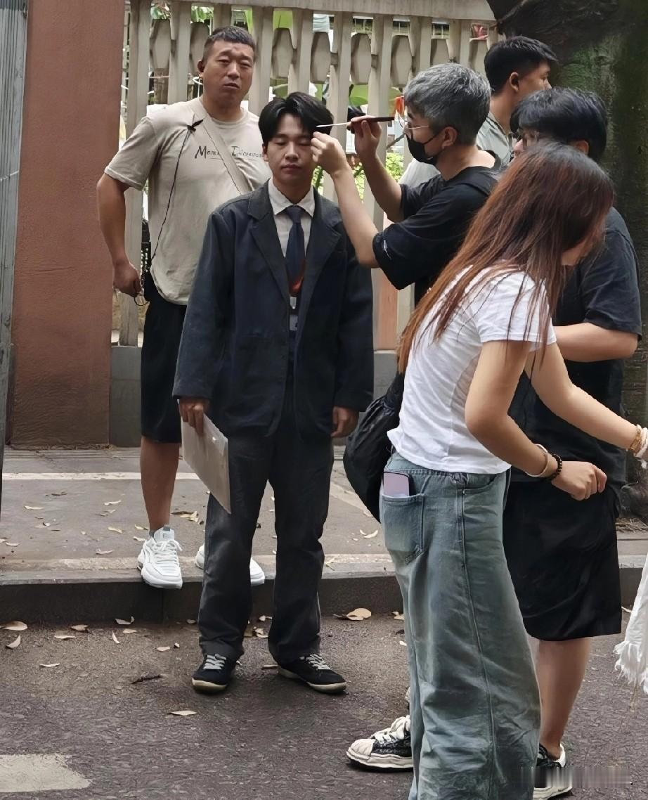 都说打虎亲兄弟，上阵父子兵。

可相声圈这对最出名的父子，却愣是活成了“堂前敬孝
