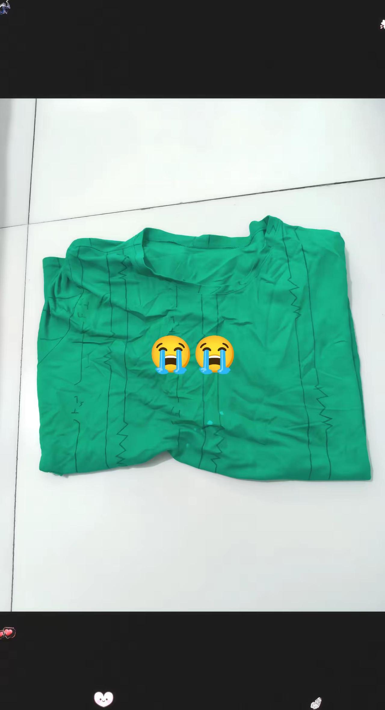 整理衣柜无意间翻出妈妈生前常穿的衣服，布料上还残留着熟悉味道，伸手触碰的时候，眼