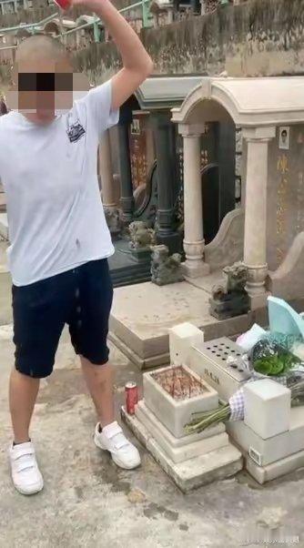#黄家驹墓碑遗照被砸坏#两男子损毁黄家驹坟墓，什么仇什么怨?分别为15岁和23岁