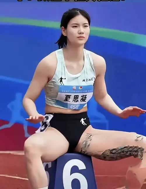 观众可能不认识那个站在起跑线上热身的姑娘，但一定在热搜上见过攻击她三角短裤穿着暴