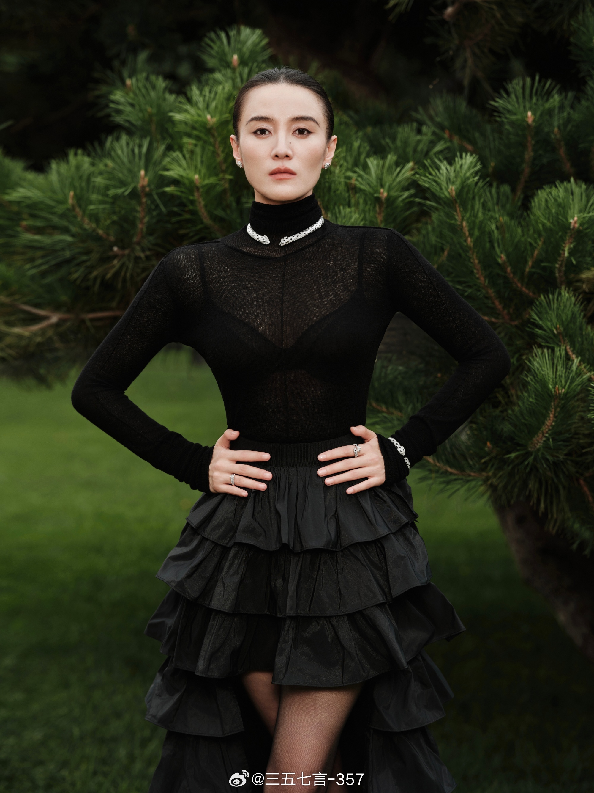 宋佳身穿Elisabetta Franchi 2026秋冬系列，佩戴Cartie
