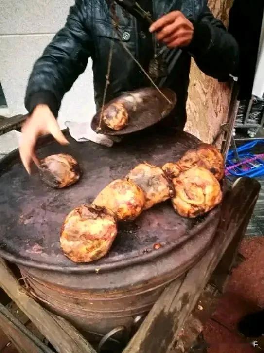 早归时撞见巷口的暖光，烤红薯的甜香漫过石阶。摊主老伯递来的纸袋焐着手心，抬头是疏