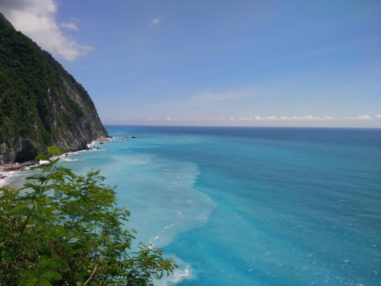 据说中国最美的两片大海，一个是花莲的海，一个是西沙群岛的海。
花莲的海，对面就是