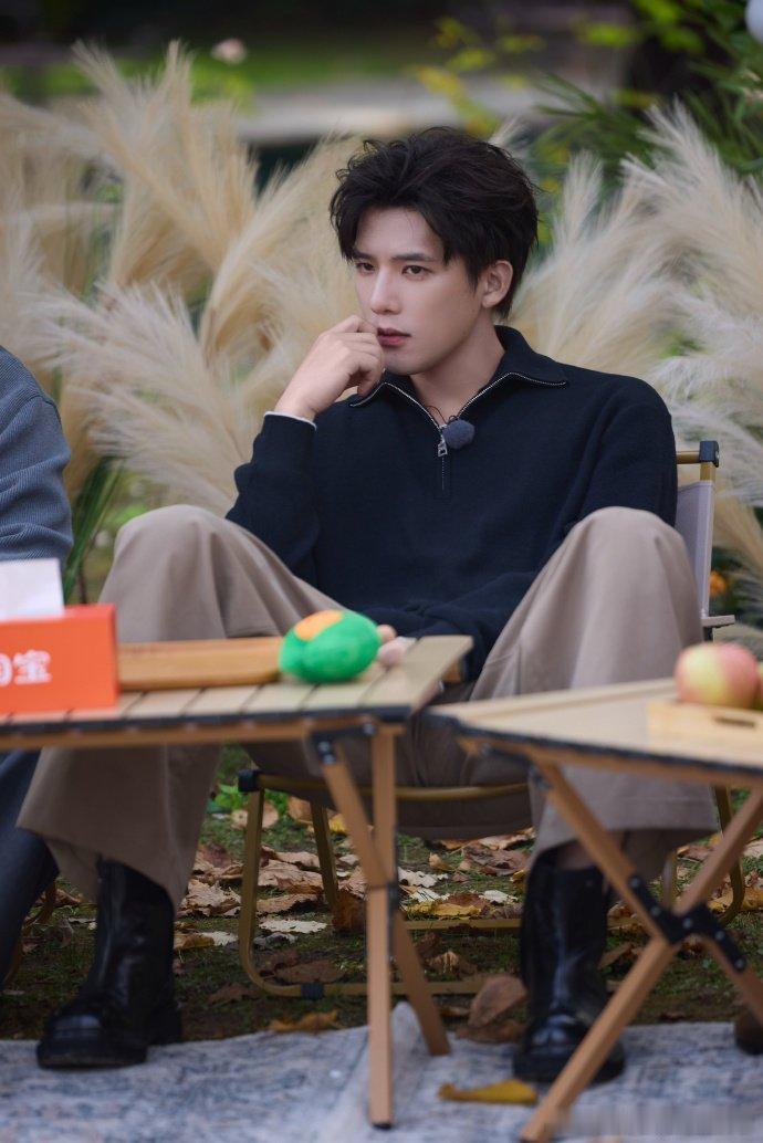 王安宇一个人跳出了群魔乱舞的感觉四肢各有各的想法，却莫名卡上点，一个人跳出群魔乱