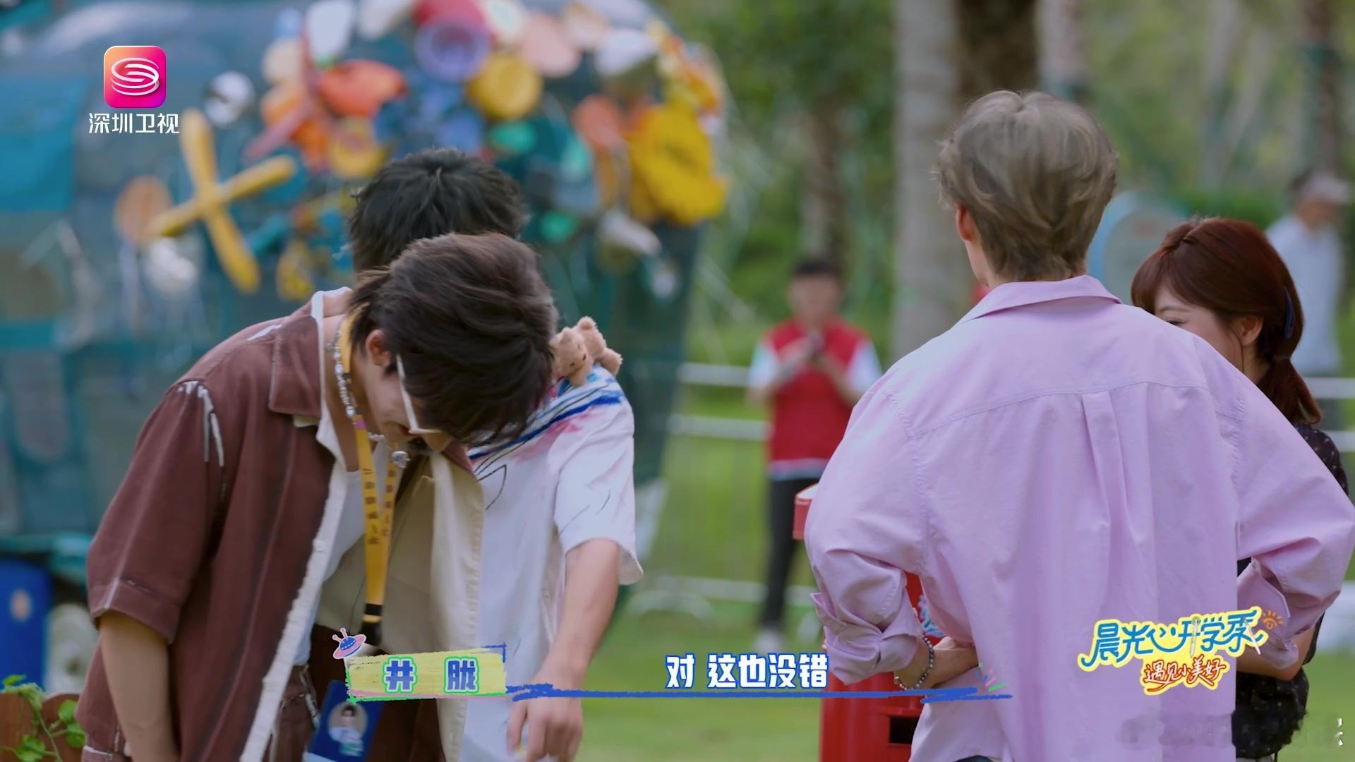 丁真脑洞清奇直接回答打狙当大家心里预判着标准答案，丁真语出惊人回答打狙。没有刻意