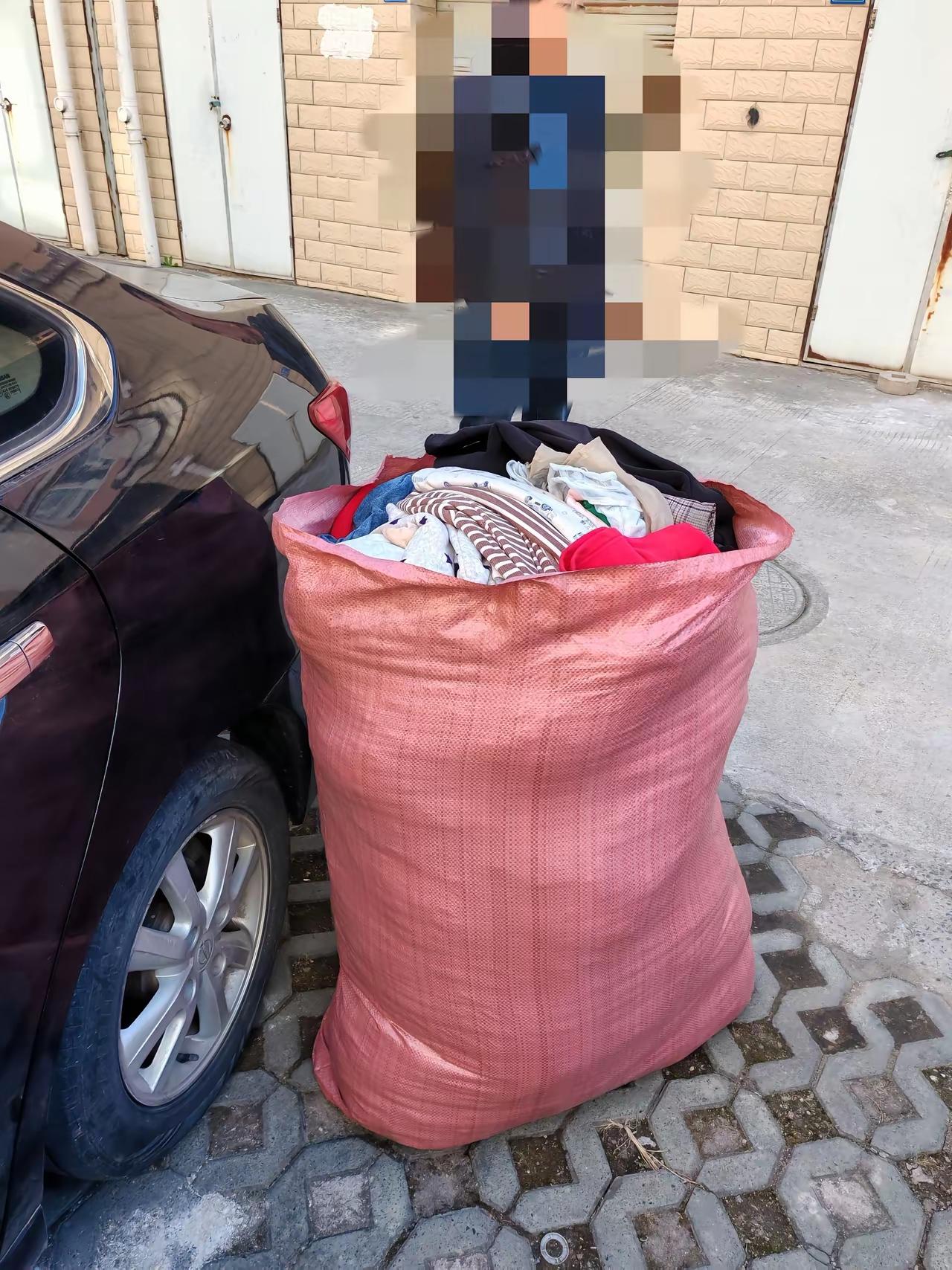 辛辛苦苦整理了大半天，这么一大袋旧衣服就卖了8块钱，万万没想到，回收价这么低……