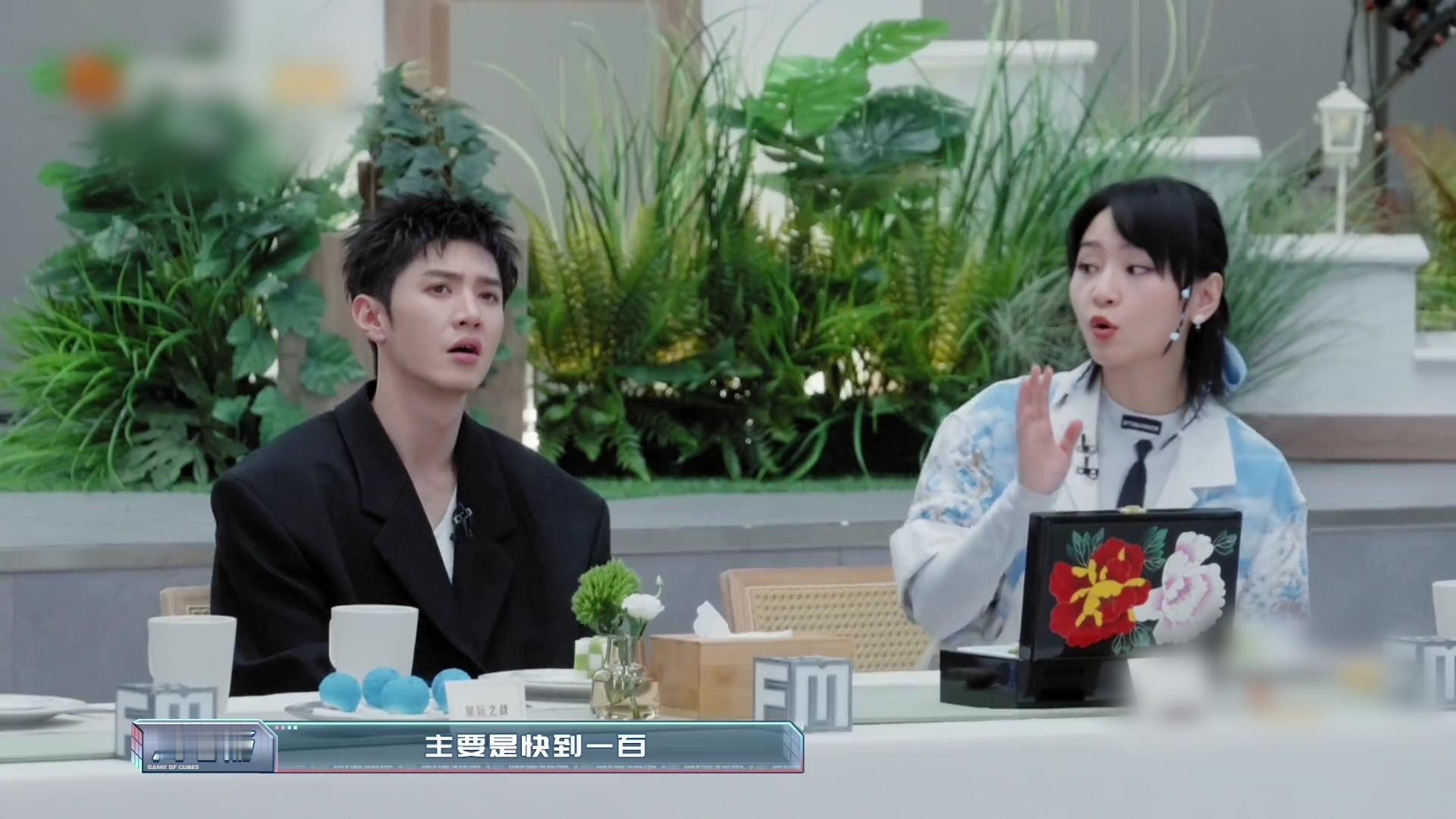 #周笔畅石凯怨种姐弟# 魔方新世界中，周笔畅和石凯这对姐弟的互动十分有趣，石凯像