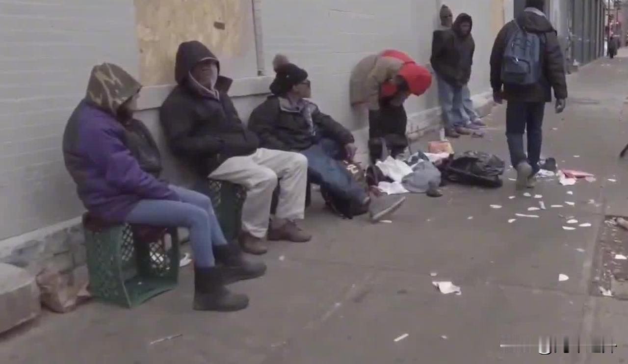 1亿美国人挣扎在“斩杀线”上
 
当美国政客还在全球舞台上大谈“繁荣神话”时，一