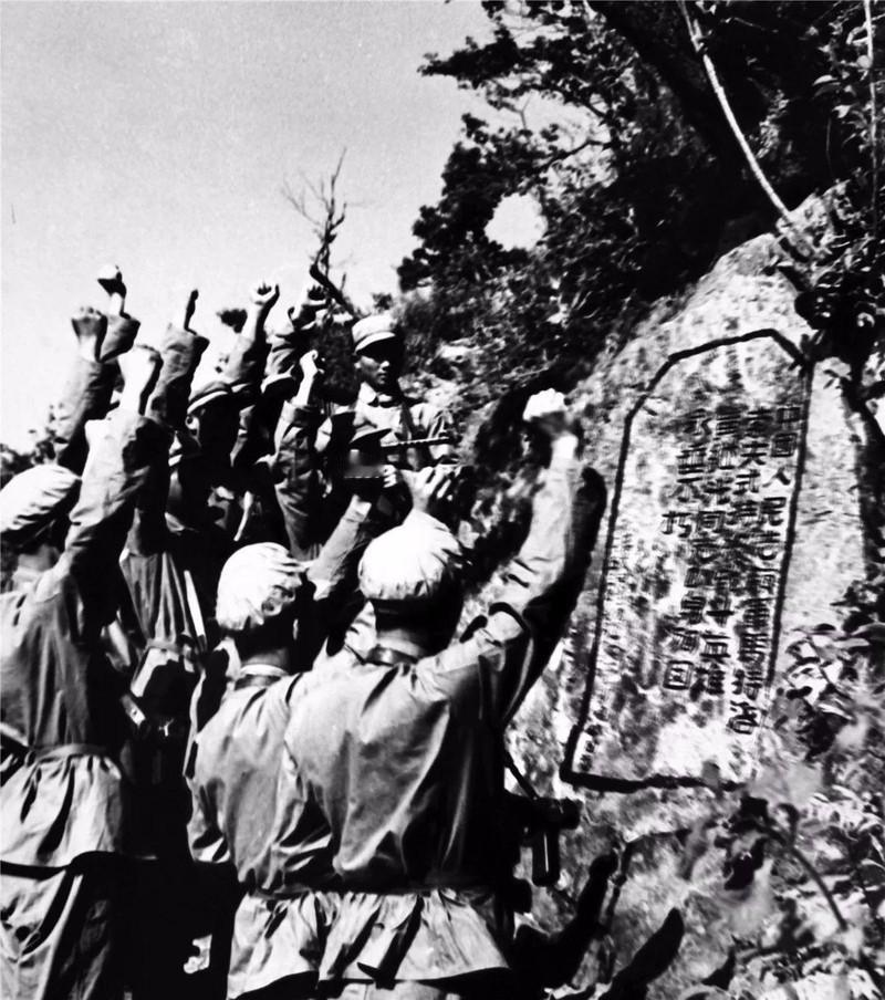 1952年，上甘岭战役中，一名新兵守阵地时，见美军冲来十分慌乱，忽然瞥见敌指挥官