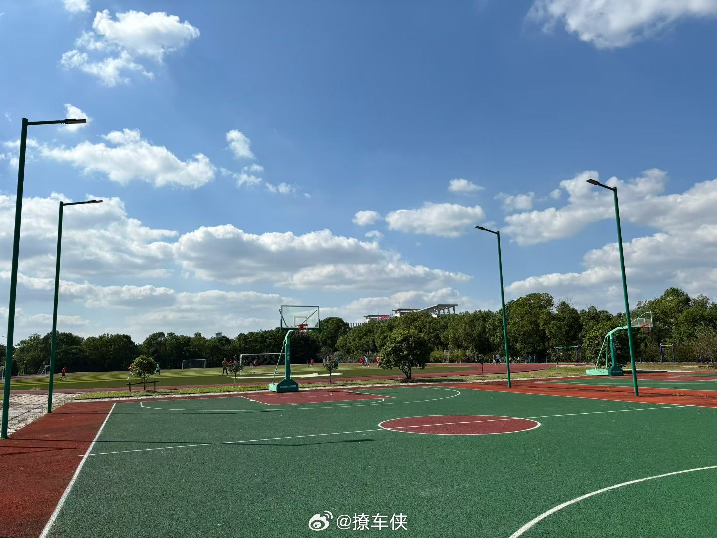 前两天，老天爷的显卡坏了所以连天阴雨，世界只能是灰白色双十一大促，老天爷买了新显