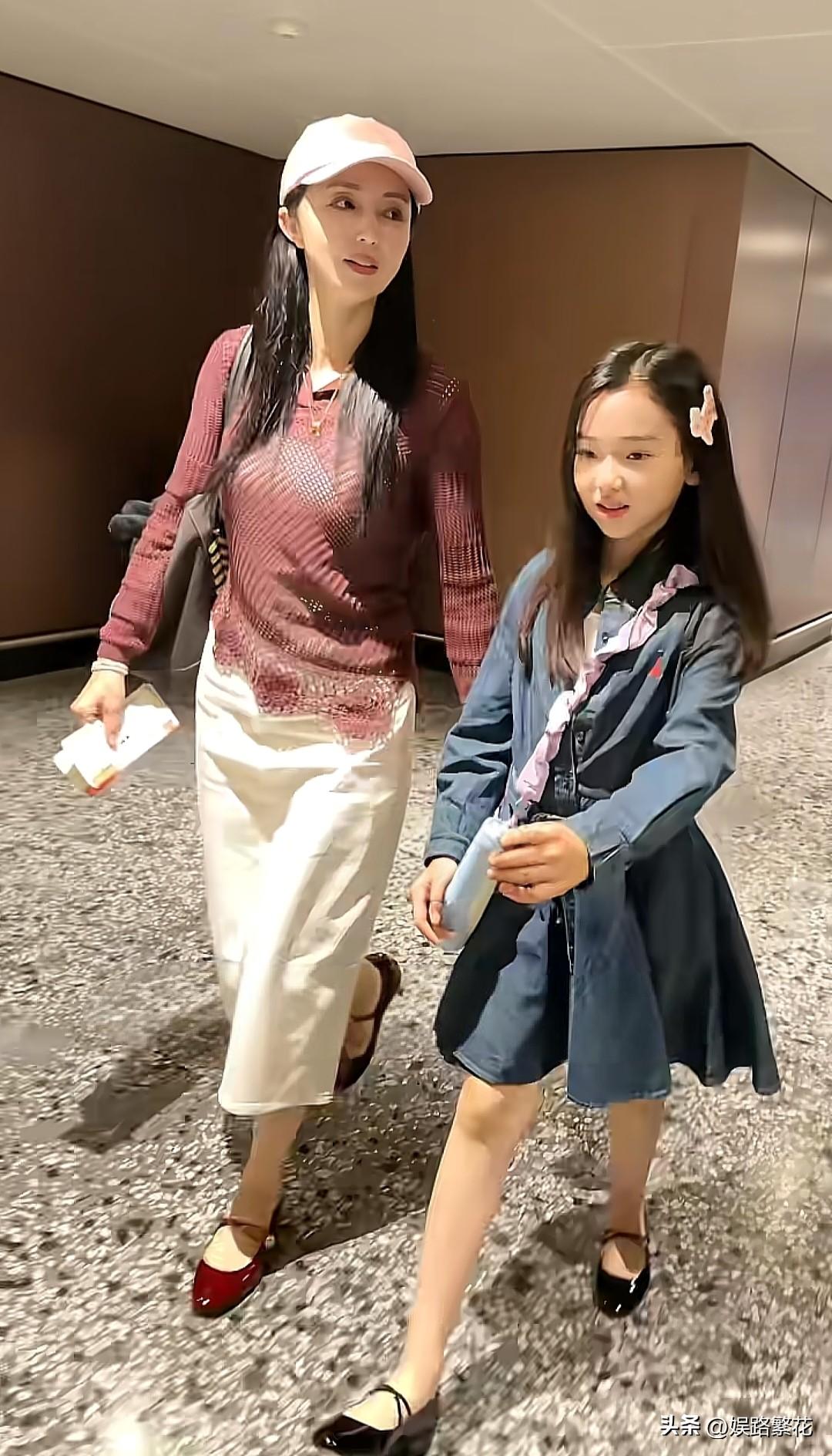 近日，网友偶遇董璇带着女儿小酒窝去客串周也的新剧。小酒窝长相精致软糯，颜值完全挑