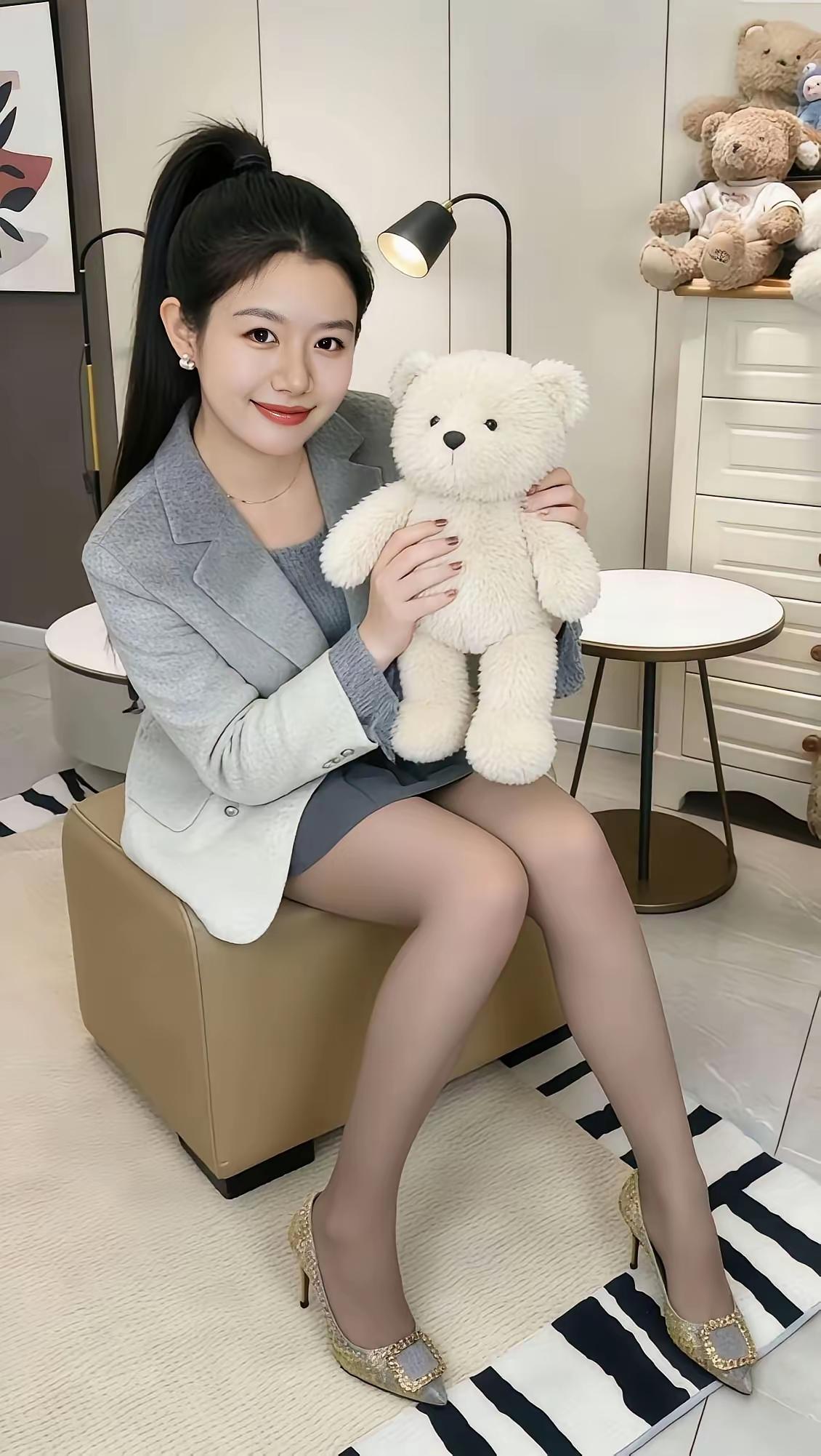 温柔甜美的白领穿搭，抱着可爱小熊，享受宁静时光。每天美丽照片分享