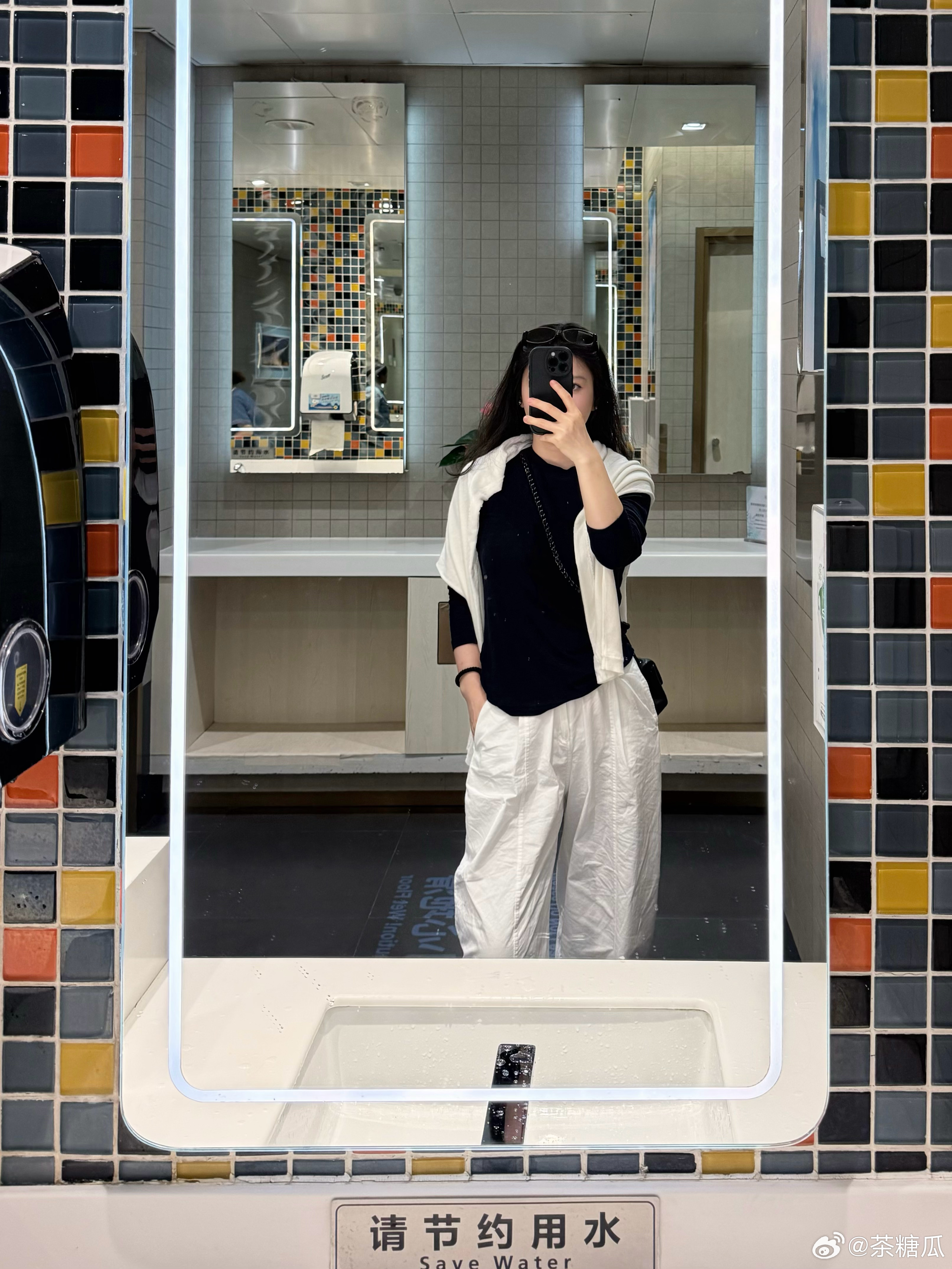 送机穿搭今年真的好喜欢白色以前从来从来没穿过白裤子，极简就是这么高级逐渐懂了这条