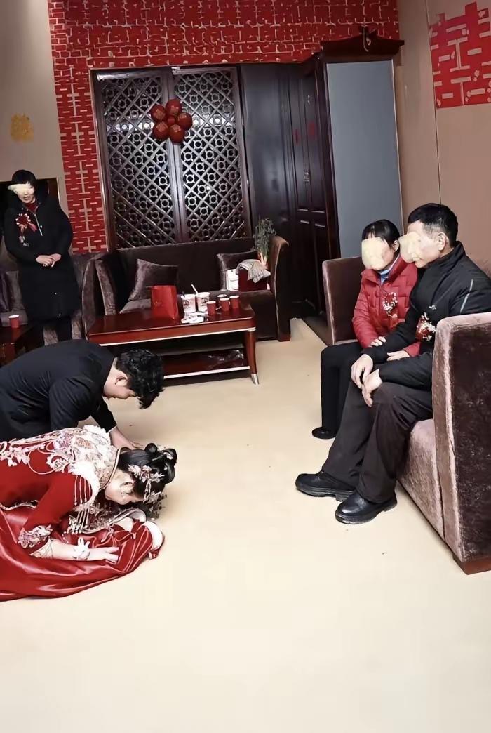 听说长沙有个姑娘太飒了！
婚前把几十万积蓄转给爸妈，
婚礼当天男方知晓直接摔捧花