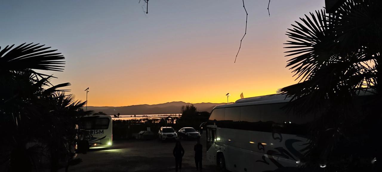 公园散步随拍夕阳下的古城，余晖抹在天空，风韵依然犹存！