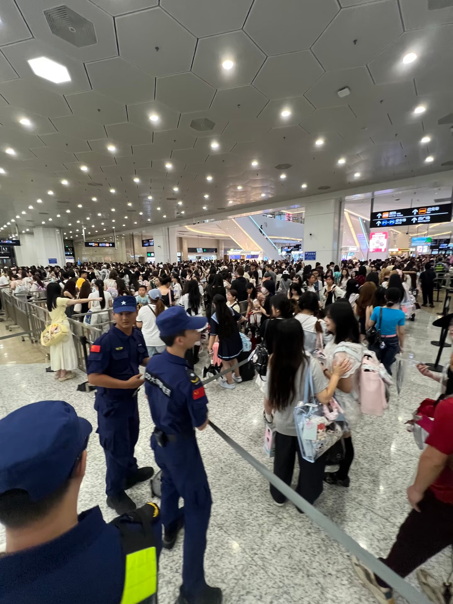 今天的横琴口岸有一亿人在澳门地平线下降一厘米 