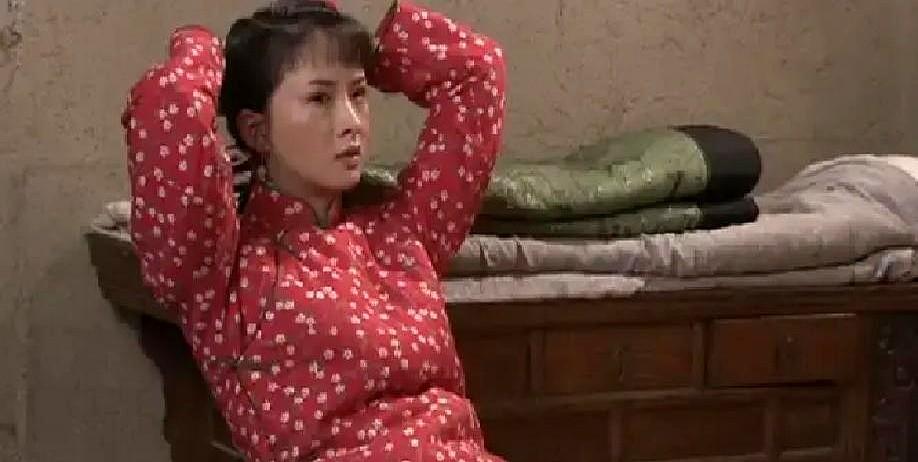 她被赶出大宅门，嘴角却笑得比AK还难压！

说的就是《大宅门》里的香秀，这姐们儿