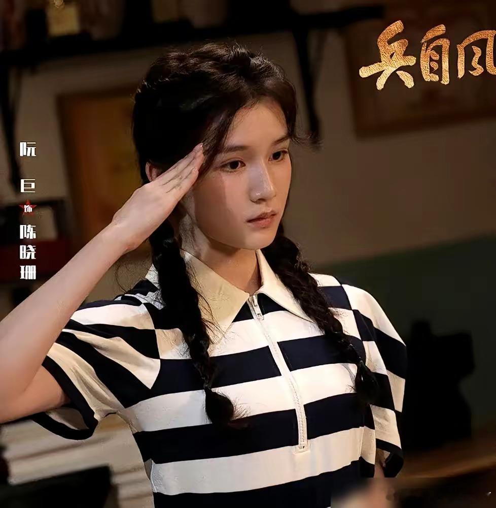 全网都在等陈思诚给小21岁的女友砸资源，结果人家跑去新剧里素颜演了个小配角。 很