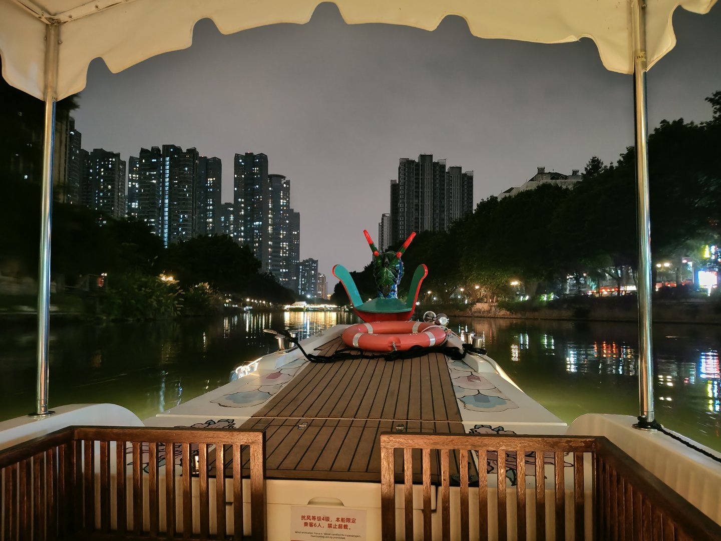 福州晚上坐龙舟游内河还挺舒服的，50往返，一个人。 