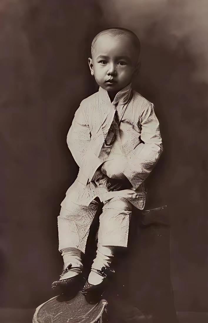 这是钱学森三岁时的真实模样，都看看吧，钱老始终没变的脸形，真可爱，胖乎乎的！
