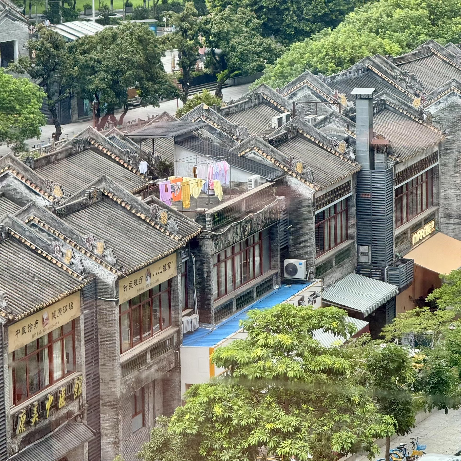 老广对太阳晒被子的执念，哪怕住在珠江新城～～ ​​​
