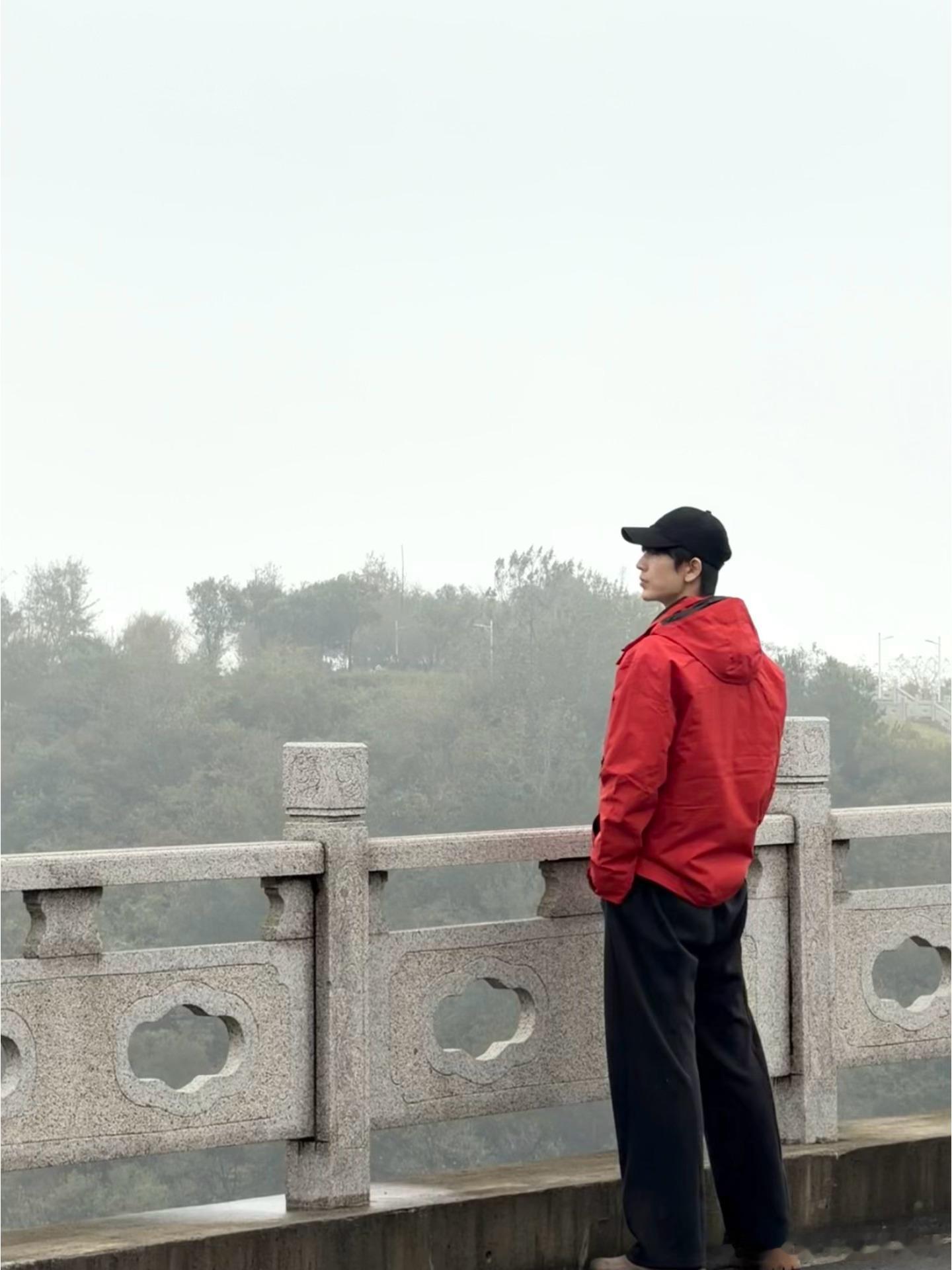 张凌赫的动手能力好强张凌赫小船故障冷静排查 纪录片里真实圈粉！小船故障冷静排查，