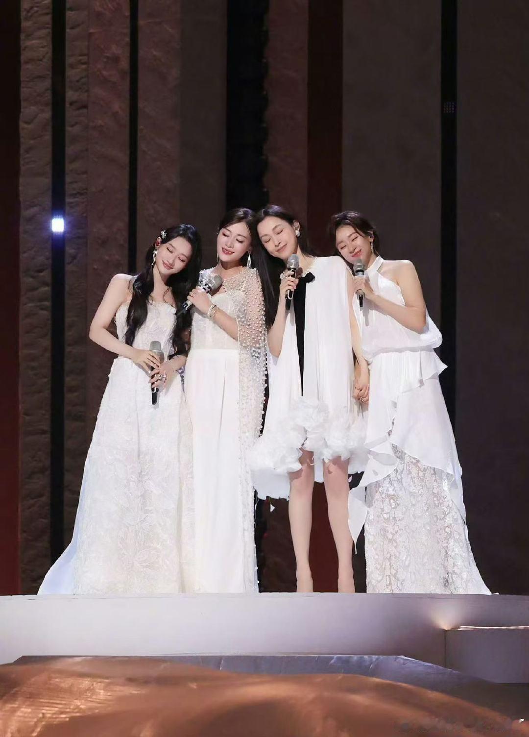 范玮琪真吃上酱板鸭了乘风2026范玮琪吃上心心念念的酱板鸭，表情里全是藏不住的快