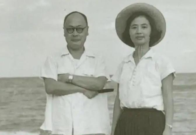 1949年，陈毅到面馆吃饭，看到一老农后拍桌怒斥：让你们老板过来。

陈毅，19
