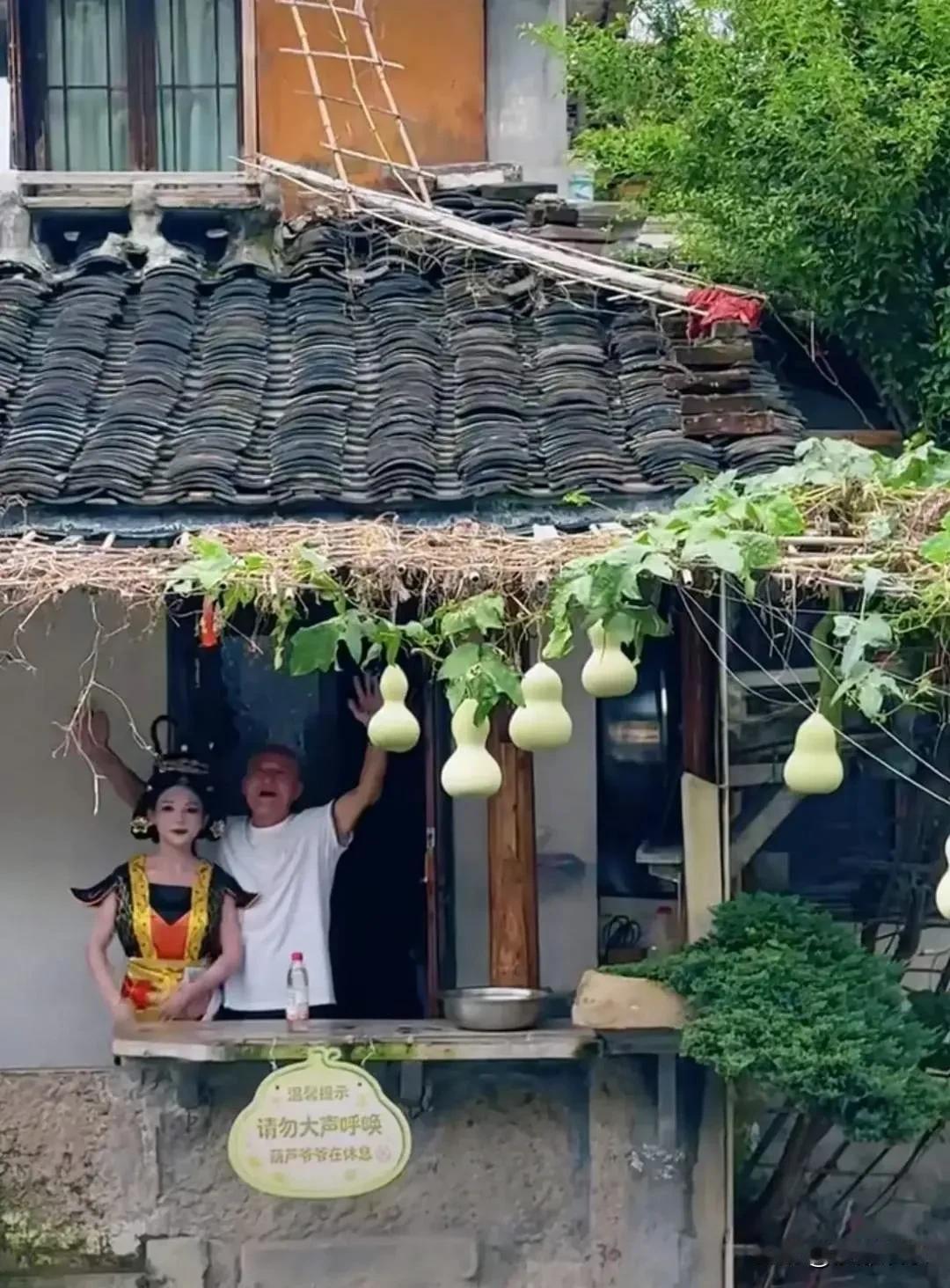 实属无奈！“葫芦娃爷爷”含泪决定剪掉7个葫芦！

近日，那个火遍全网的绍兴“葫芦