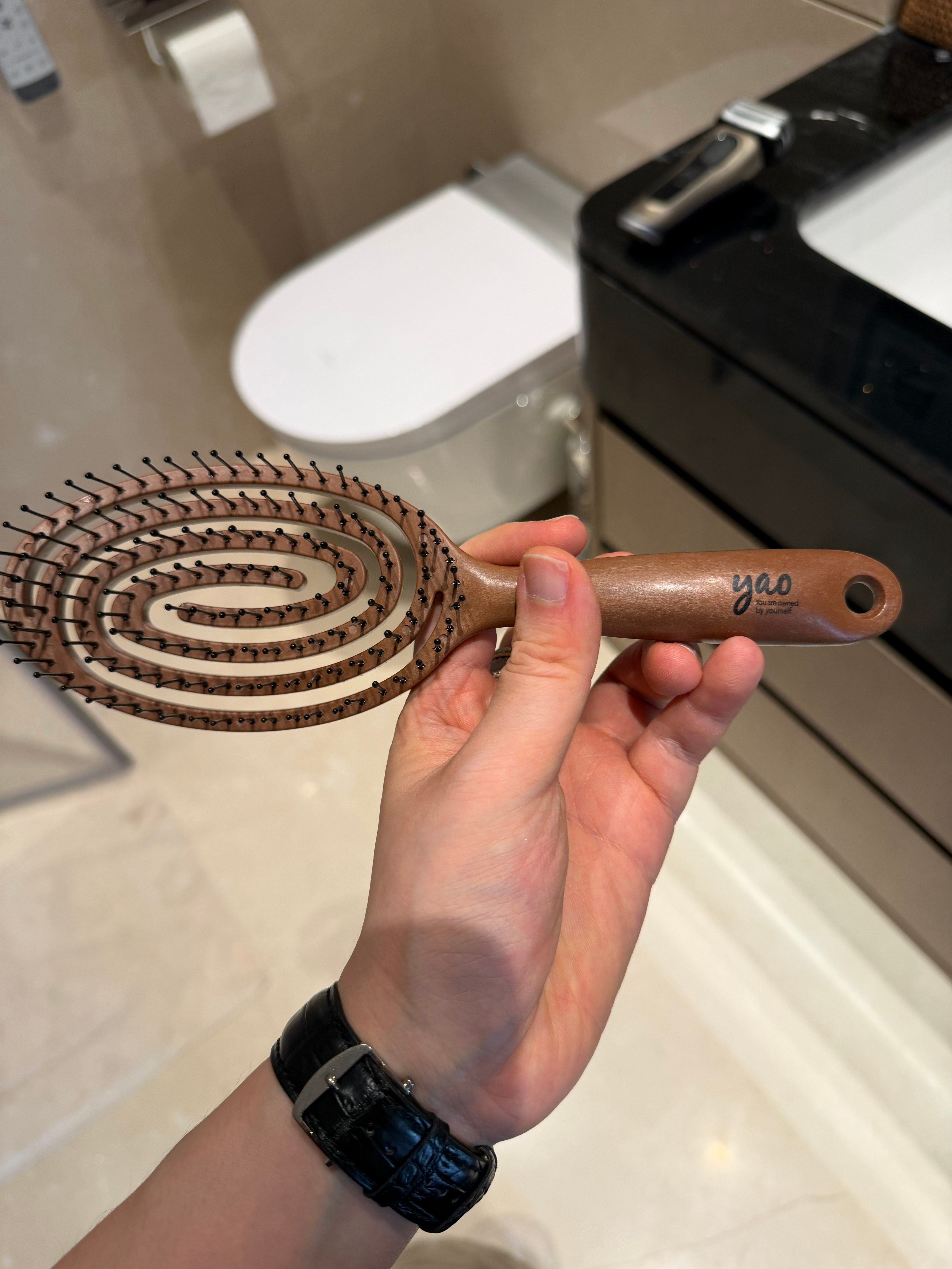 已经不知道是哪个牌子的梳子了可能是赠品吧但是我觉得用过最好用的梳子！轻巧别致，那