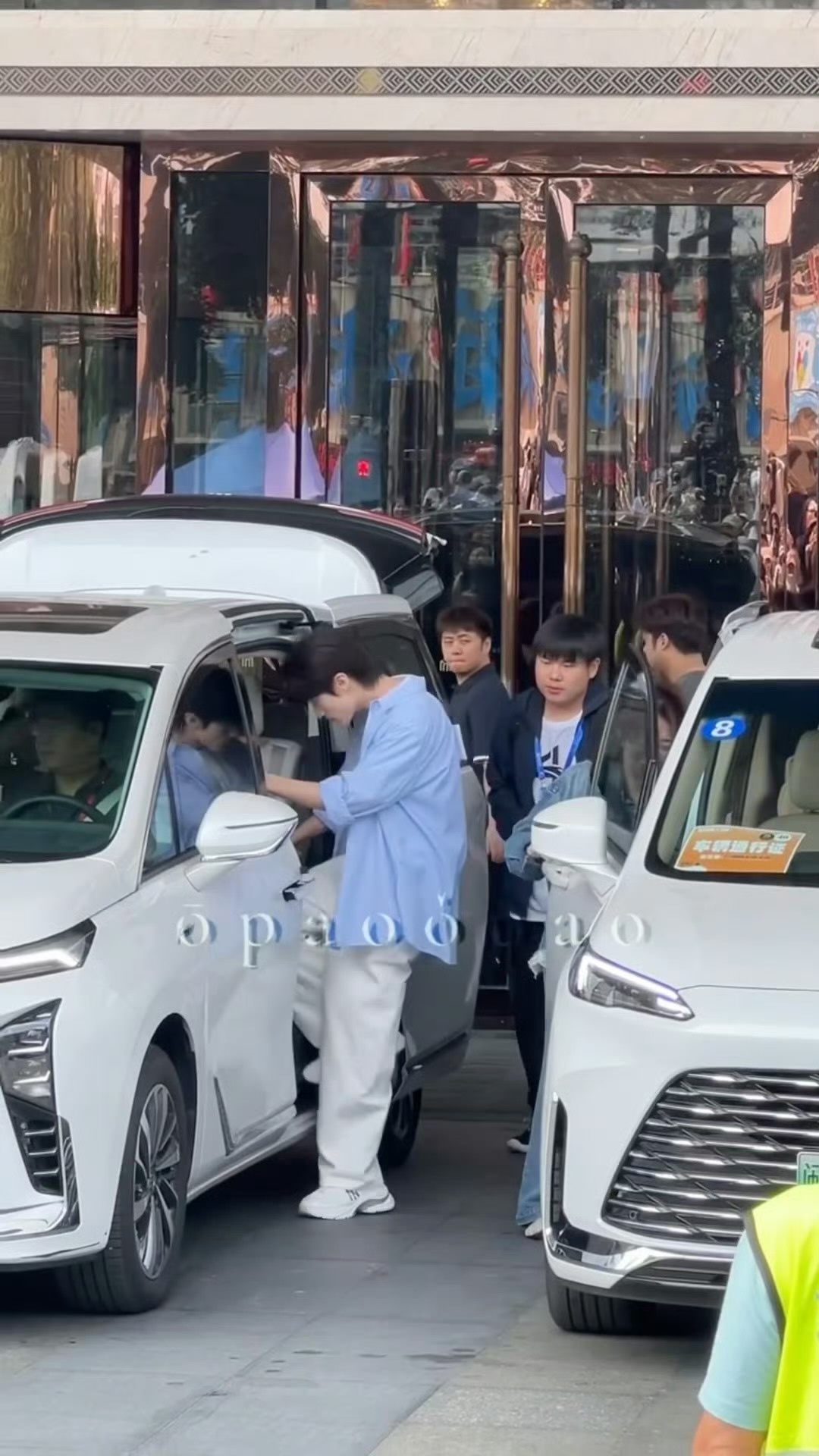 张康乐就这样一路萌萌的打招呼上车👋张康乐蓝色衬衫look