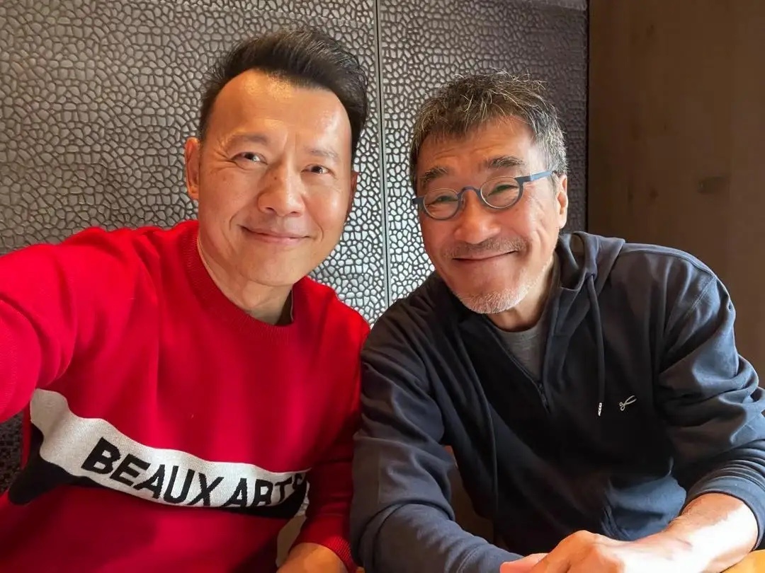 68岁李宗盛和朋友聚餐，他的头发苍白了，面容沧桑，看起来苍老了好多啊！ 