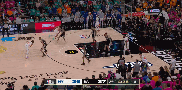 布伦森被踩脚踝之后，回来连干三个回合，真硬啊。NBA