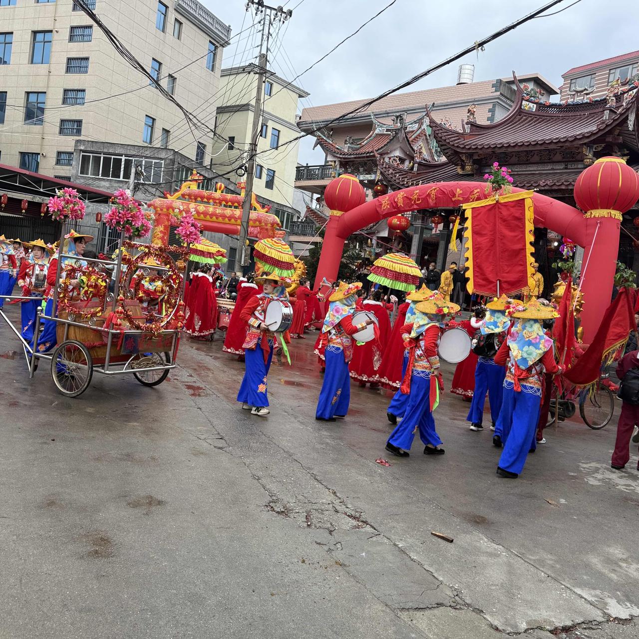 热闹的日子总是短暂的

一边还在闹元宵，另一边早熟的枇杷已经开始上市了。
岁月在
