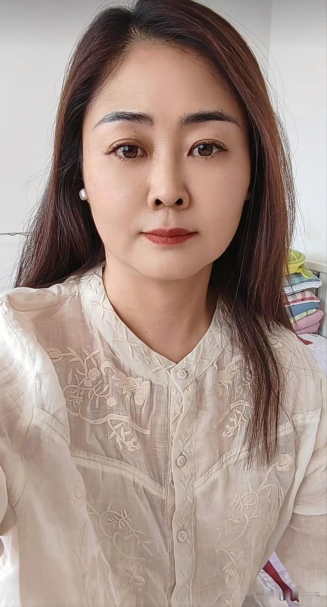 你的素颜照是什么样的这就是我的素颜照，暴露了我的年龄，也暴露了我不漂亮的一面，还