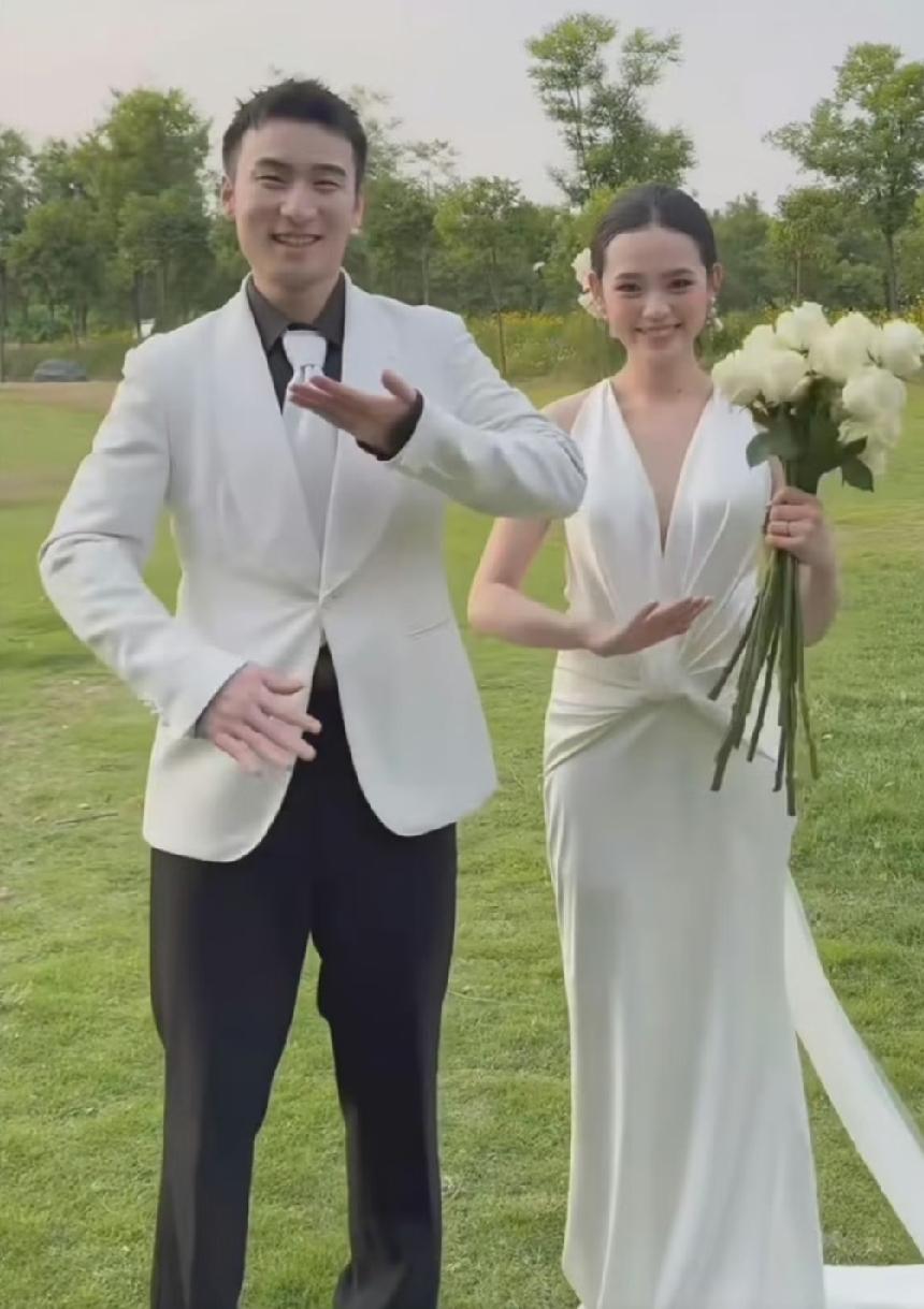牛冠凯大婚！这才是国乒最让人羡慕的婚姻
 
刷到牛冠凯的婚纱照，真的越看越舒服。