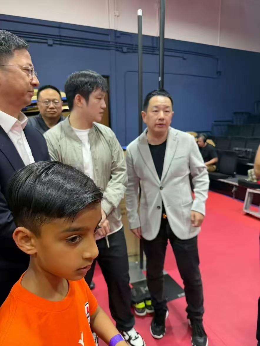 国际乒坛传奇人物樊振东去了MTLL乒乓球决赛现场，直播中胖宝儿在现场球迷的欢呼声